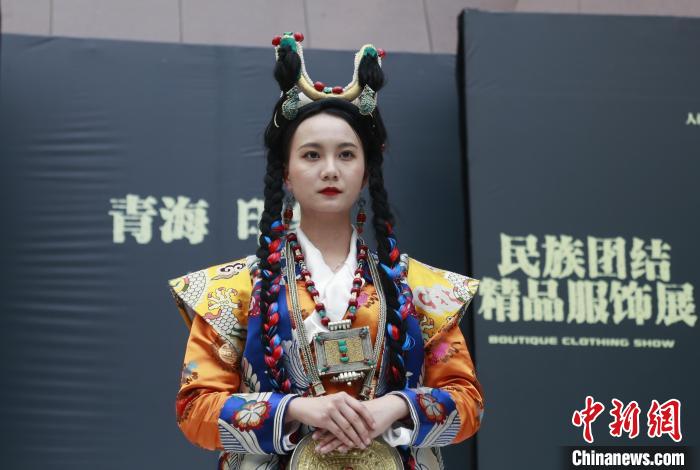 圖為模特展示藏族服飾。　馬銘言 攝