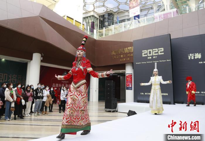 圖為模特身穿民族服飾進(jìn)行走秀。　馬銘言 攝