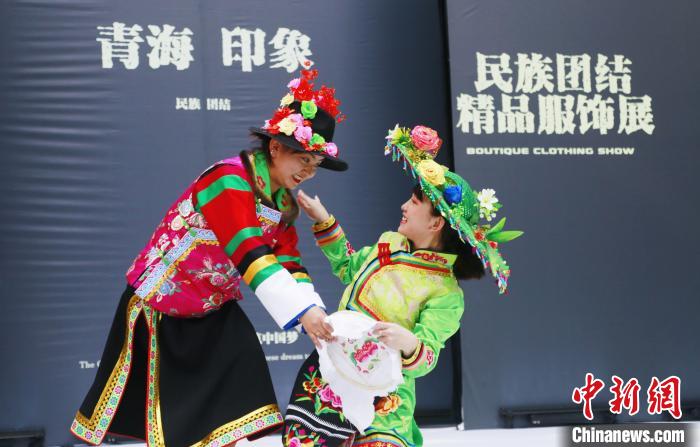 圖為模特身穿土族服飾進(jìn)行“土族刺繡”表演?！●R銘言 攝