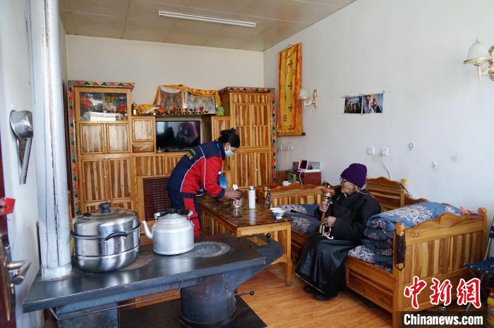 圖為敬老院護(hù)工為老人打掃屋內(nèi)衛(wèi)生?！●R銘言 攝