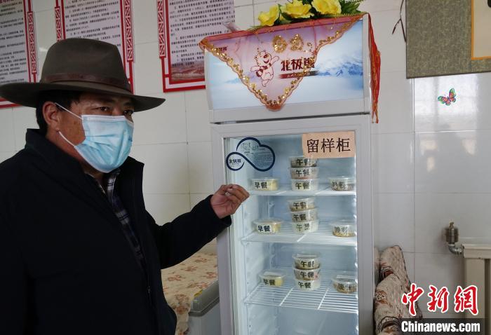 圖為敬老院院長德高介紹，老人們的三餐均有留樣記錄?！●R銘言 攝
