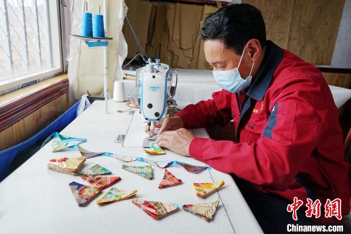 圖為工人正在制作藏式手工藝品?！●R銘言 攝