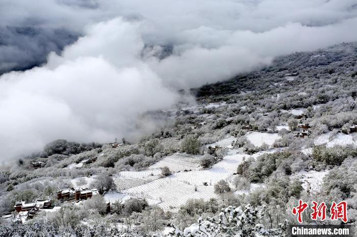 雪后的丹巴半山云霧繚繞?！±钣腊?攝