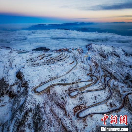 雪后的牛背山山頂和崎嶇的公路?！±顒P 攝