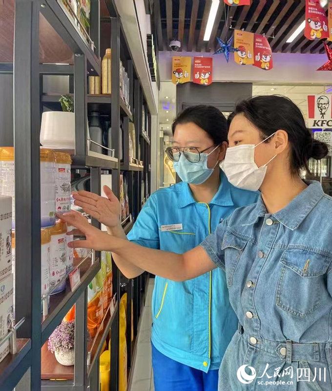 顧客可以在川內(nèi)中國(guó)石油加油站便利店內(nèi)選購(gòu)到品質(zhì)純正的紅原奶粉。張霞攝