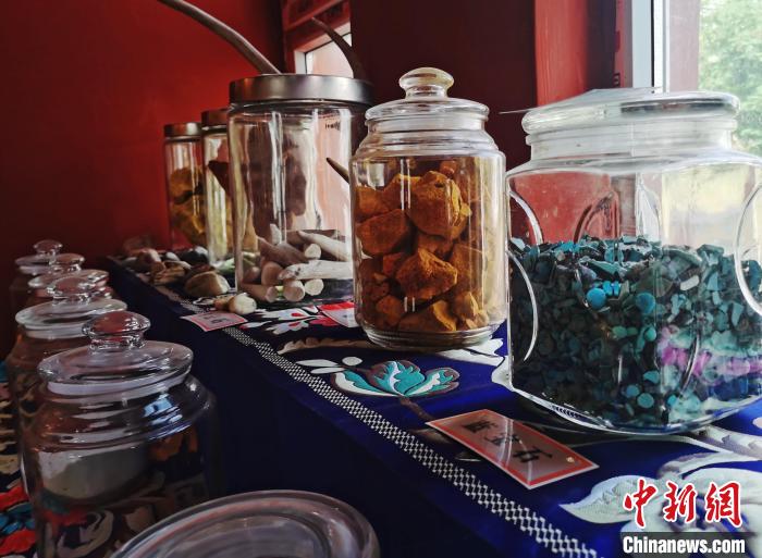 圖為唐卡繪畫(huà)礦物顏料展示?！?zhí)砀?攝