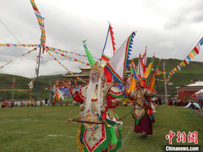 圖為演員進(jìn)行表演。　班瑪縣文體旅游廣電局 供圖