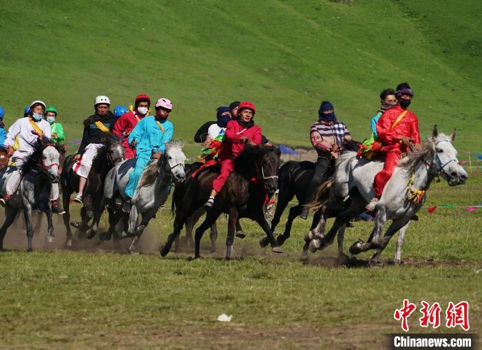 圖為選手進(jìn)行3000米賽馬比賽?！●R銘言 攝