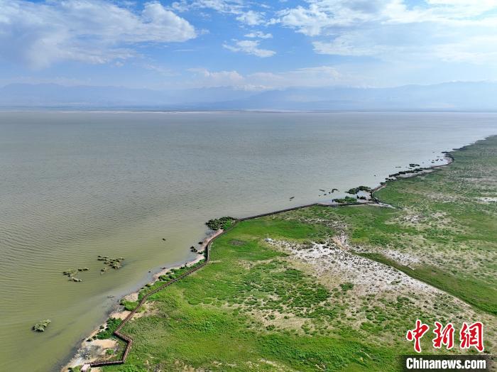 圖為航拍都蘭湖國(guó)家濕地公園。　祁增蓓 攝