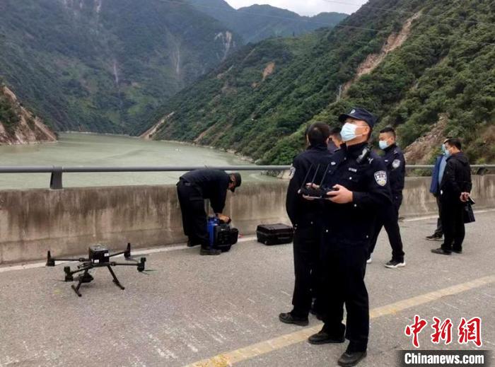 民警組成的搜尋隊(duì)利用無(wú)人機(jī)在震區(qū)開(kāi)展空中巡查?！「首沃莨簿止﹫D