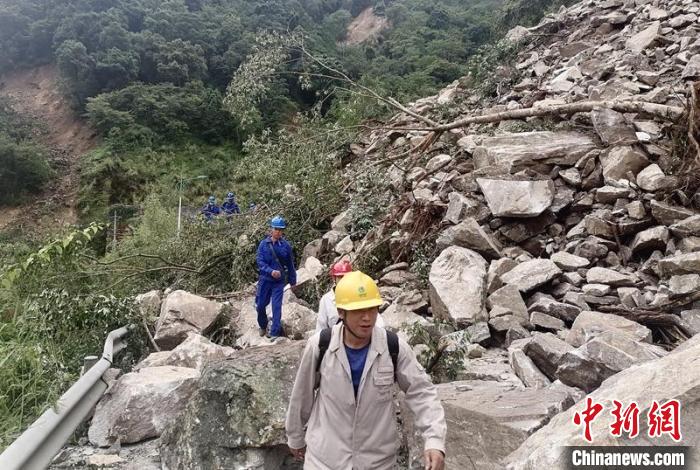 電力搶險(xiǎn)人員徒步通過(guò)垮塌路段?！∷拇娏﹫D