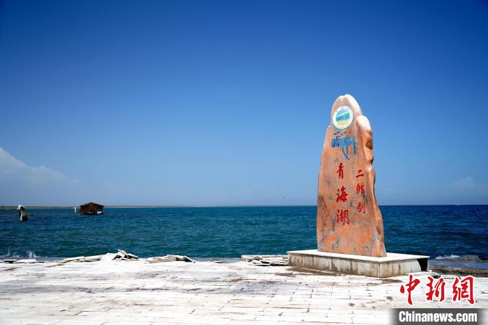 圖為青海湖景區(qū)一角?！O睿 攝