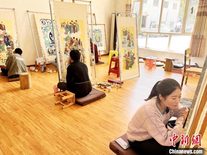圖為畫室內(nèi)學(xué)徒練習(xí)繪畫唐卡?！●R文莉 供圖