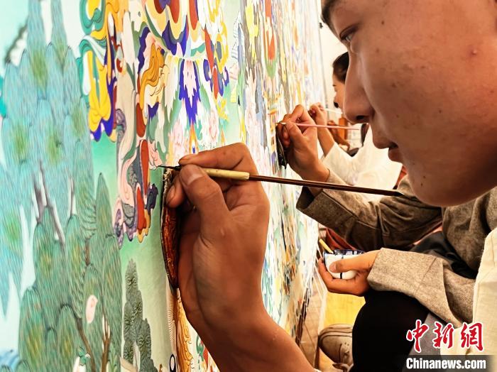 圖為畫師繪畫唐卡。　馬文莉 供圖