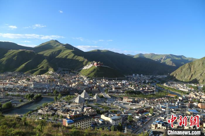 圖為航拍玉樹市?！∮駱涫形麄鞑抗﹫D
