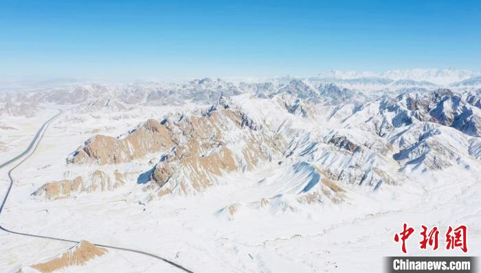 圖為無(wú)人機(jī)航拍高原雪景。　都蘭縣融媒體中心供圖