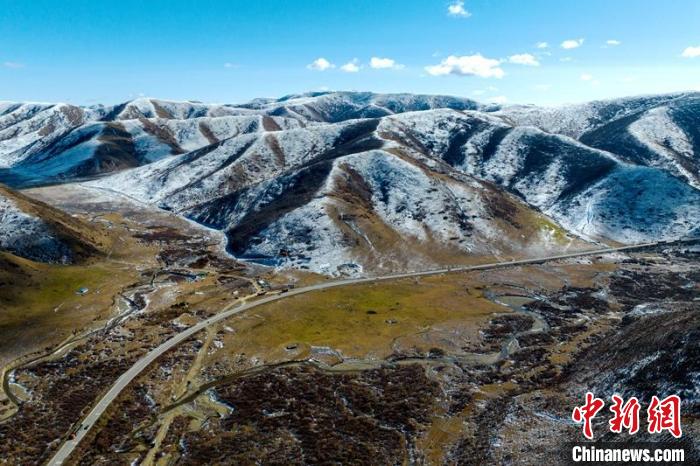 西成高鐵紅原2號隧道出口附近山頭已被雪覆蓋?！⒅铱?攝