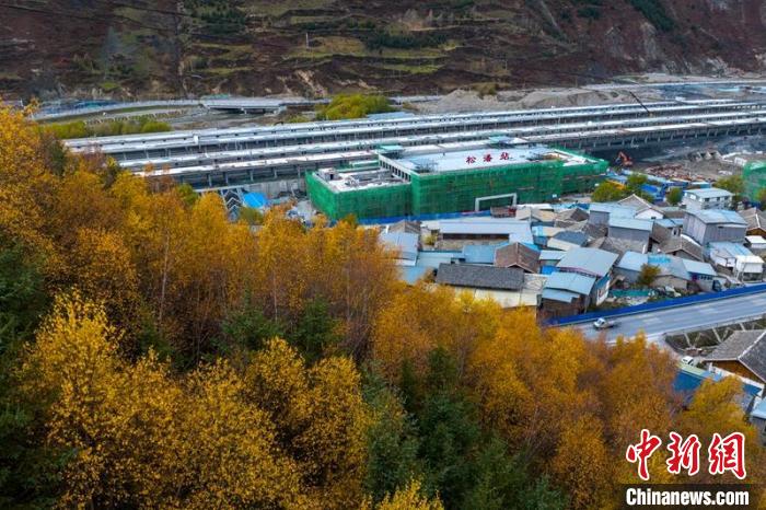 正在建設(shè)的成蘭鐵路松潘站。　劉忠俊 攝