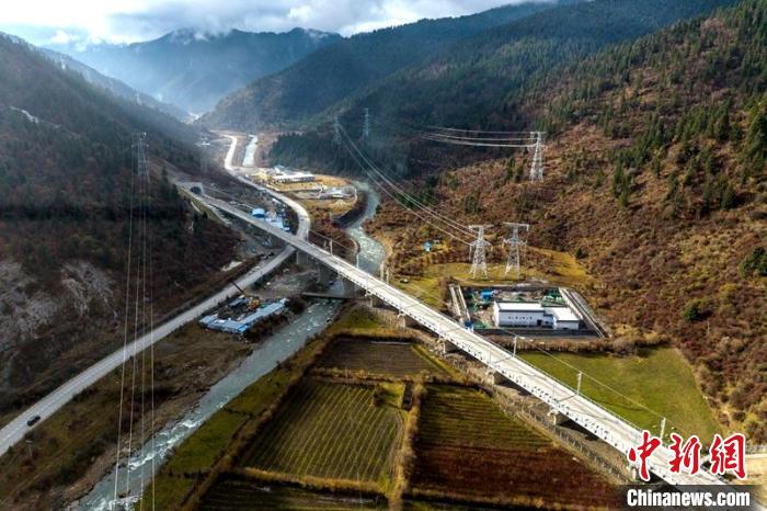 穿越山谷的成蘭鐵路川主寺至黃勝關(guān)段?！⒅铱?攝