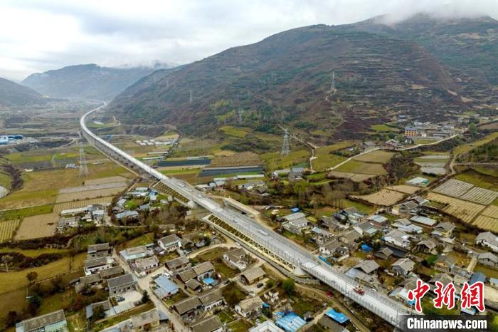 成蘭鐵路松潘右所屯岷江雙線特大橋?！⒅铱?攝