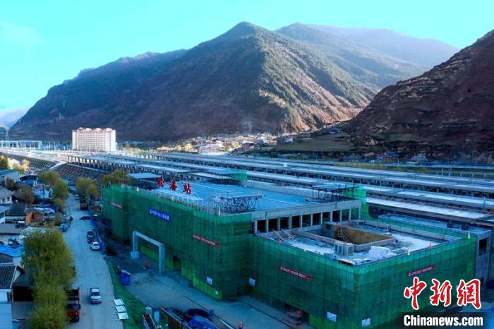正在建設(shè)中的成蘭鐵路松潘站?！⒅铱?攝