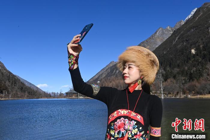 游人在畢棚溝景區(qū)拍照留念?！“苍?攝