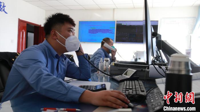 圖為貨運(yùn)調(diào)度人員與外勤工作人員聯(lián)系掌握車輛裝載情況?！±钌?攝