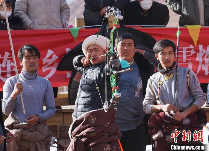 圖為藏族民眾比拼射箭技藝?！●R銘言 攝
