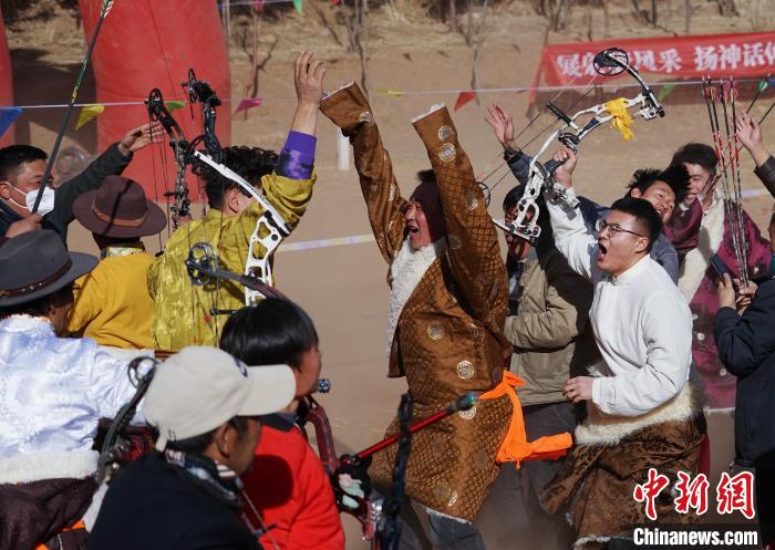 圖為藏族民眾跺腳歡呼慶祝弓箭手射中靶心?！●R銘言 攝