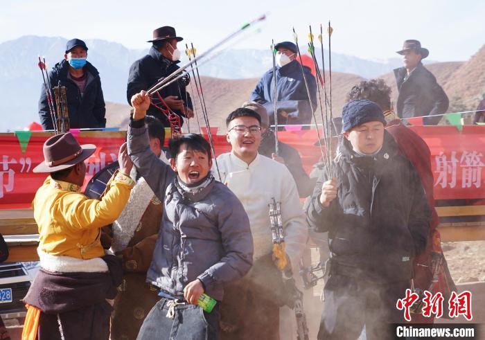 圖為藏族民眾跺腳歡呼慶祝弓箭手射中靶心?！●R銘言 攝