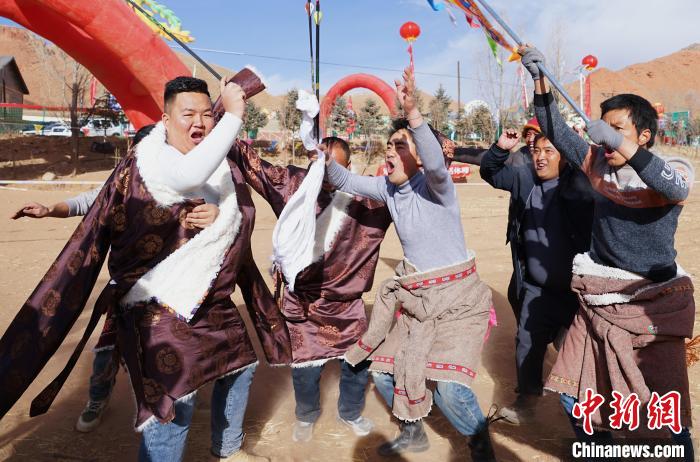 圖為藏族民眾跺腳歡呼慶祝弓箭手射中靶心。　馬銘言 攝
