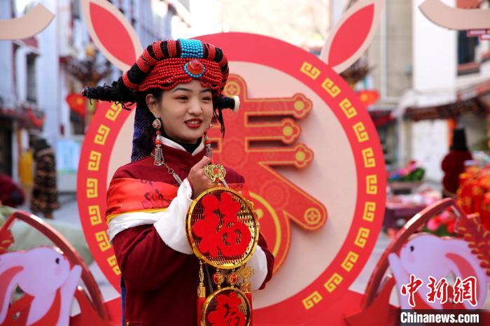 身著嘉絨藏族服飾的丹巴女孩送祝福?！〖o 攝