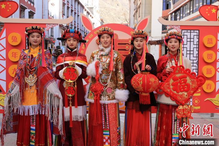 丹巴美女送祝福，迎新年。　李永安 攝