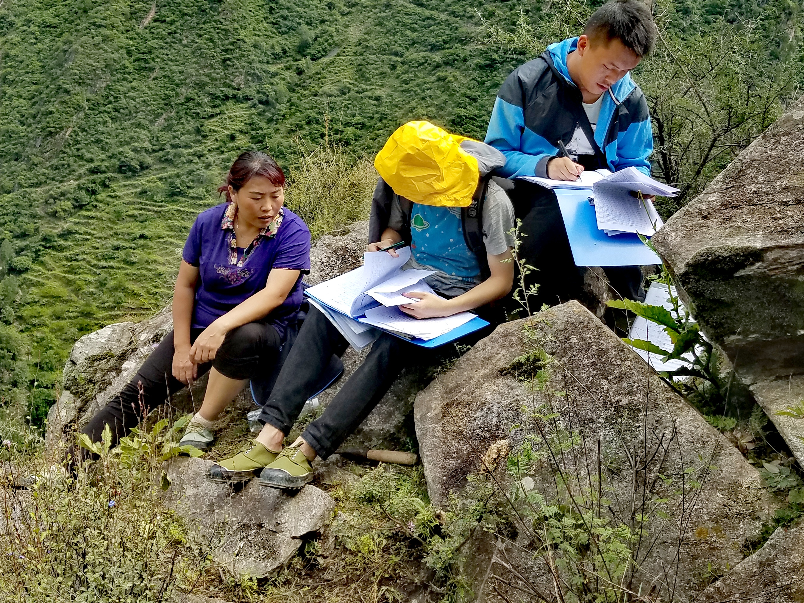 　2022年，余德春(左)協(xié)助排查震后地質災害隱患點。(圖為余德春提供)