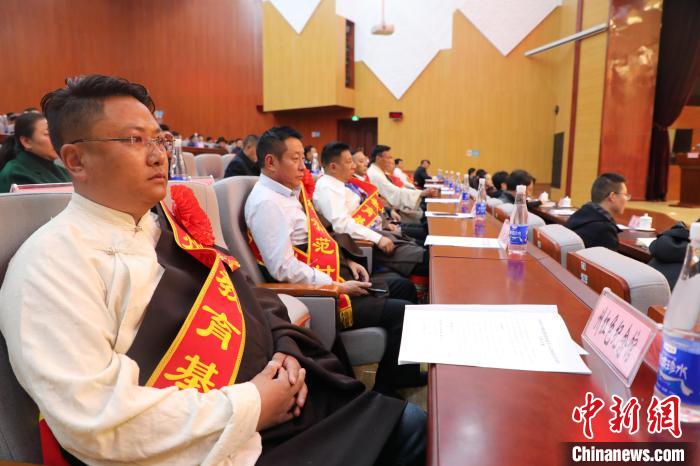 圖為玉樹州民族團(tuán)結(jié)進(jìn)步創(chuàng)建工作推進(jìn)會(huì)現(xiàn)場(chǎng)?！『F龍 攝