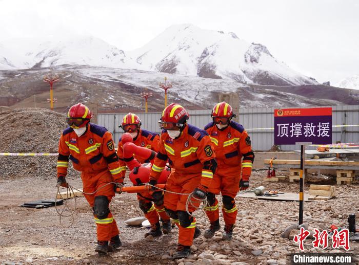 圖為地震實戰(zhàn)拉動現(xiàn)場，參演人員正在轉(zhuǎn)移受傷人員?！∮駱湎拦﹫D