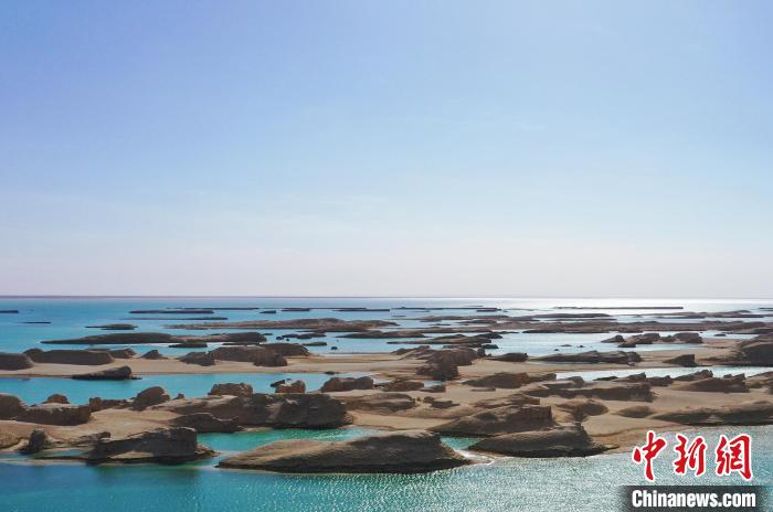 航拍青海大柴旦烏素特水上雅丹奇特景觀?！●R銘言 攝