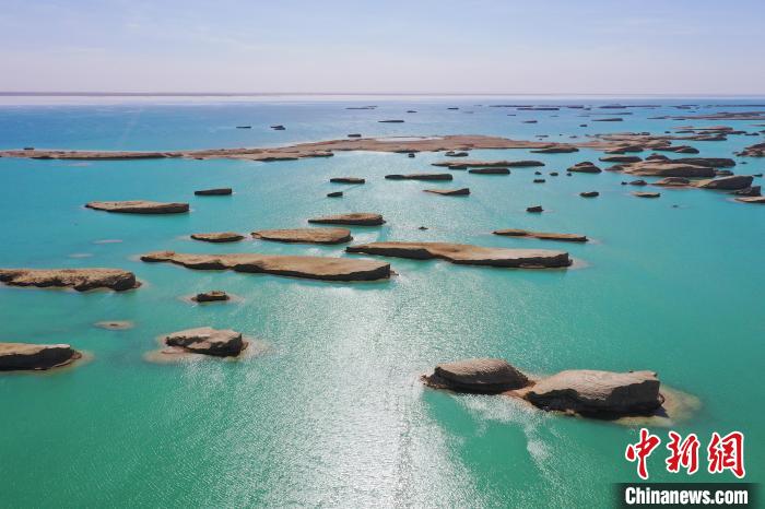 航拍青海大柴旦烏素特水上雅丹奇特景觀?！●R銘言 攝
