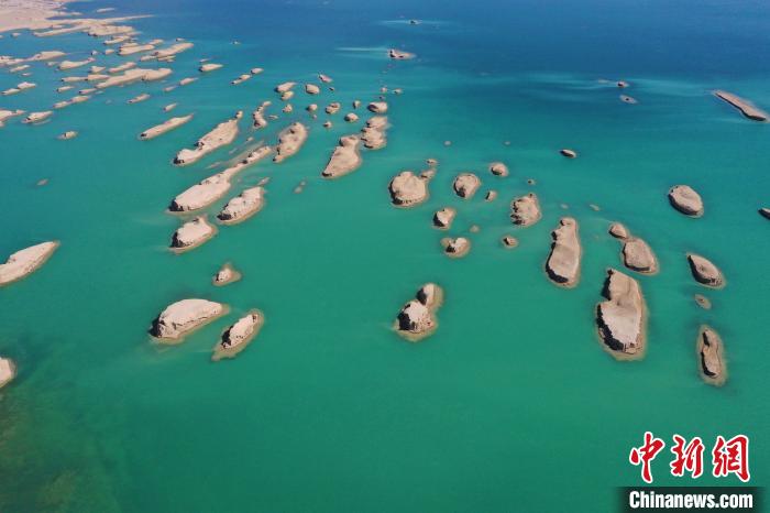 航拍青海大柴旦烏素特水上雅丹奇特景觀?！●R銘言 攝
