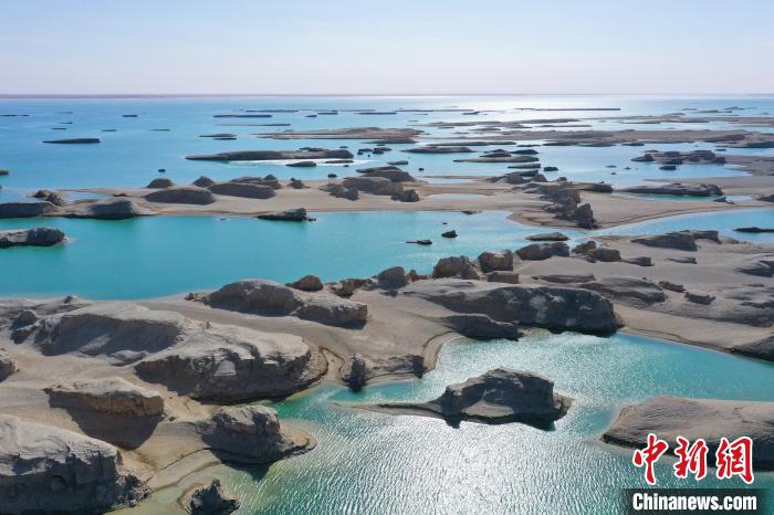 航拍青海大柴旦烏素特水上雅丹奇特景觀?！●R銘言 攝