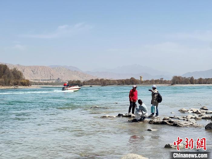 圖為游客在黃河岸畔游玩，并與黃河合影留念?！∑钤鲚?攝