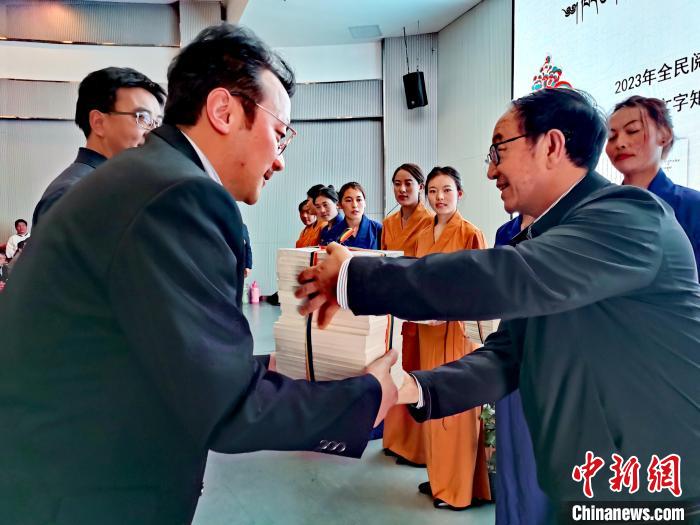 圖為贈(zèng)送叢書。　張?zhí)砀?攝