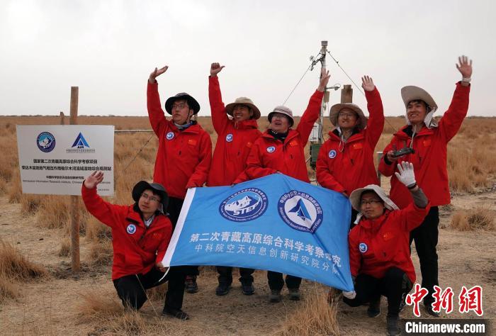 經(jīng)過(guò)不懈努力，格爾木濕地站終于建成，第二次青藏科考中科院空天院分隊(duì)向航拍無(wú)人機(jī)揮手合影。　<a target='_blank' href='/'><p  align=