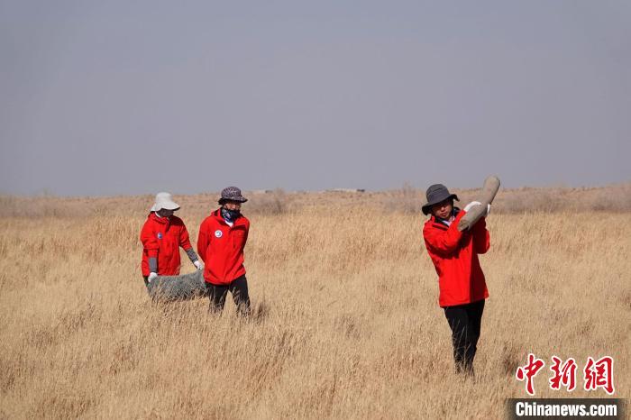 格爾木濕地站建設(shè)過(guò)程中，第二次青藏科考中科院空天院分隊(duì)隊(duì)員化身搬運(yùn)工，在高原上開(kāi)展體力勞動(dòng)?！?lt;a target='_blank' href='/'><p  align=