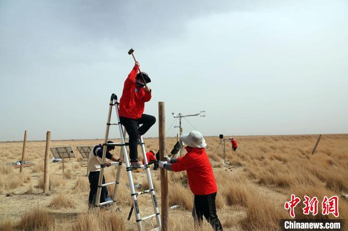 格爾木濕地站建設(shè)過(guò)程中，第二次青藏科考中科院空天院分隊(duì)隊(duì)員揮錘安裝防護(hù)欄?！?lt;a target='_blank' href='/'><p  align=