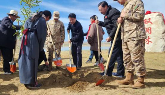 保護(hù)黃河干支流域生態(tài)，軍地共建“雙擁林”防護(hù)帶。四川省退役軍人事務(wù)廳供圖