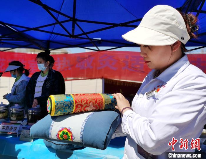 圖為青海省互助縣的中藥枕頭?！?zhí)砀?攝
