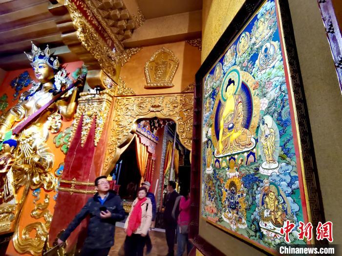 圖為仁俊畫院內(nèi)的唐卡?！?zhí)砀?攝