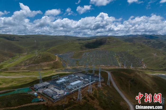 航拍建成投運(yùn)的柯拉一期光伏電站升壓站?！⒅铱?攝
