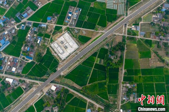 空中俯瞰綿竹牽引變電所和川青鐵路成黃段鐵路線?！⒅铱?攝